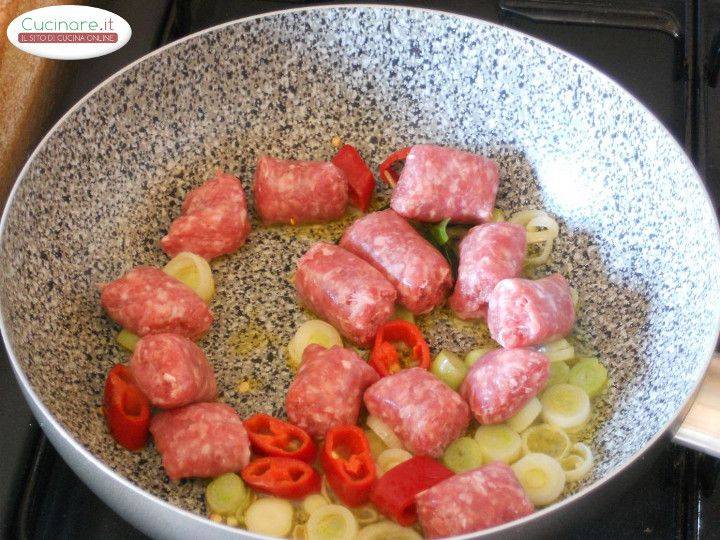 Bocconcini di Salsiccia al Peperoncino e Mirto con Fagioli borlotti preparazione 3