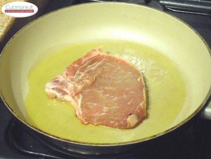 Braciola di Maiale al Pepe rosa sfumata alla Vernaccia preparazione 0