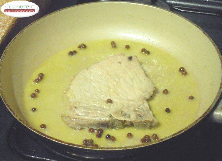 Braciola di Maiale al Pepe rosa sfumata alla Vernaccia preparazione 3