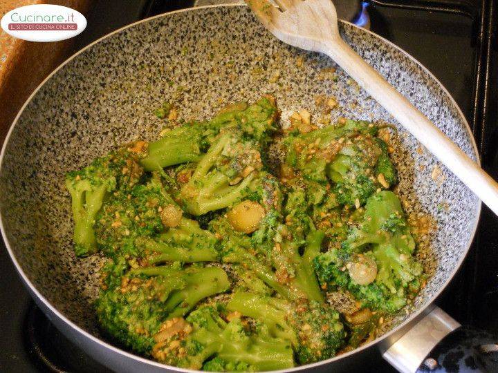 Broccoletti sfiziosi in Salsa di Acciughe, Arachidi e Limone preparazione 14