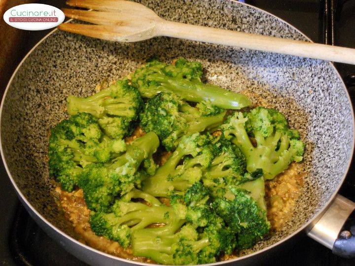 Broccoletti sfiziosi in Salsa di Acciughe, Arachidi e Limone preparazione 13