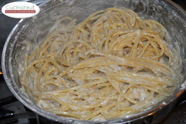 Bucatini al latte e formaggi preparazione 8