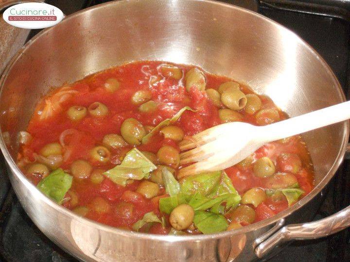 Bucatini al sugo di Baccalà, Olive verdi e Basilico preparazione 2