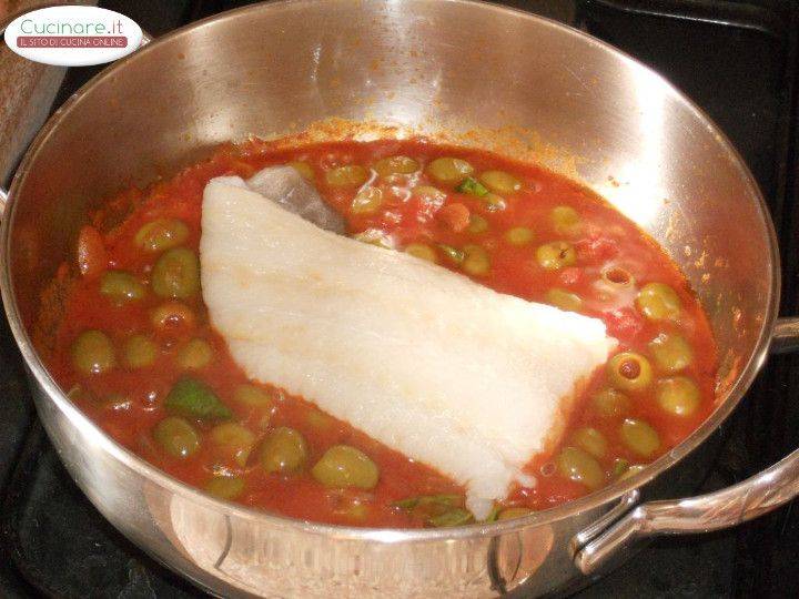 Bucatini al sugo di Baccalà, Olive verdi e Basilico preparazione 3