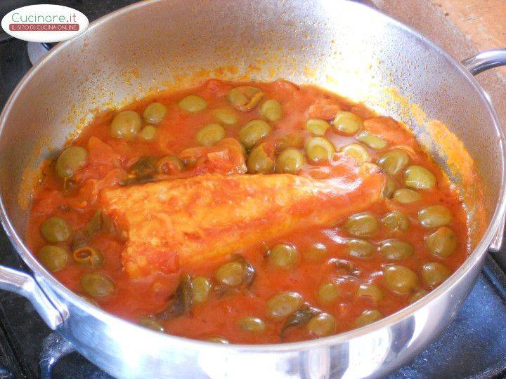 Bucatini al sugo di Baccalà, Olive verdi e Basilico preparazione 4