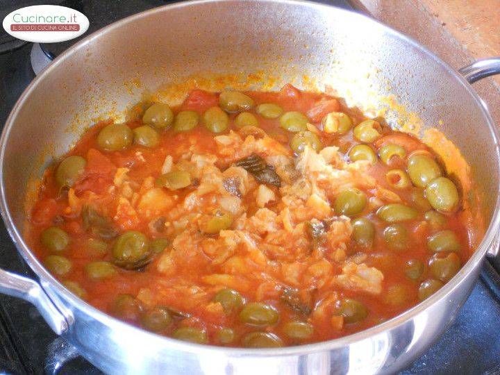 Bucatini al sugo di Baccalà, Olive verdi e Basilico preparazione 6