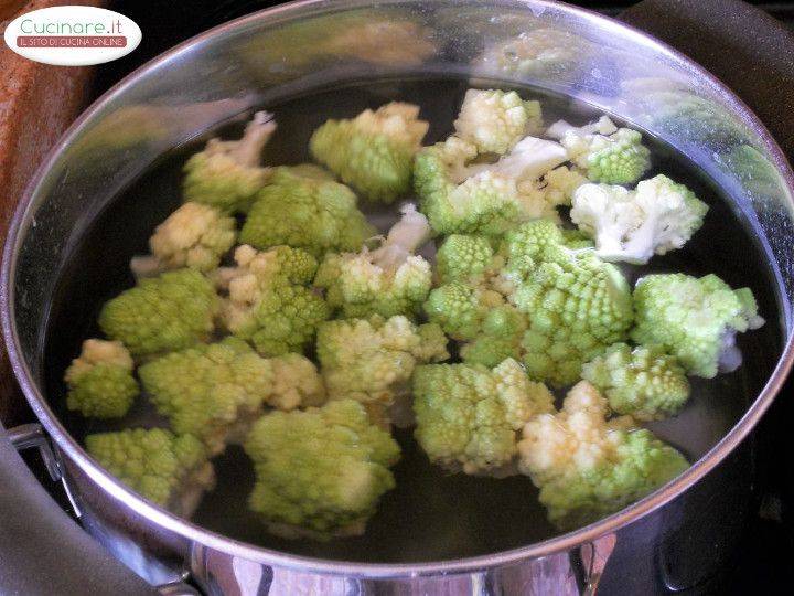 Caserecce Alla Colatura Di Alici Con Broccolo Romanesco preparazione 0