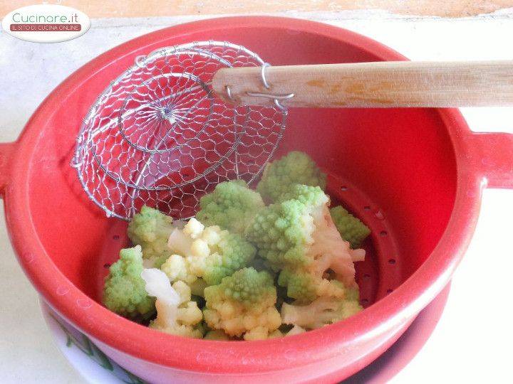 Caserecce Alla Colatura Di Alici Con Broccolo Romanesco preparazione 1