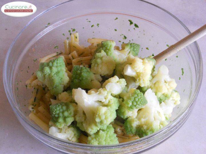 Caserecce Alla Colatura Di Alici Con Broccolo Romanesco preparazione 8