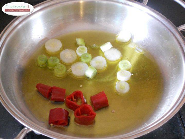 Cicoria stufata con peperoncino, olive e capperi preparazione 0