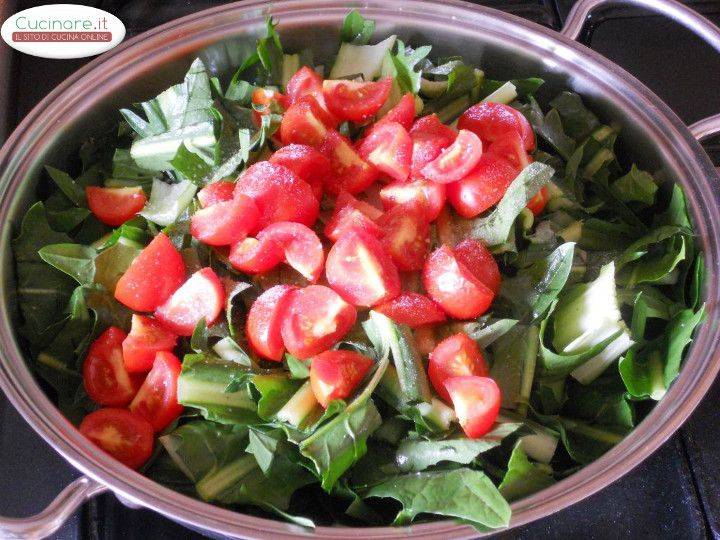 Cicoria stufata con peperoncino, olive e capperi preparazione 2