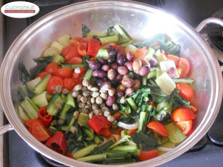 Cicoria stufata con peperoncino, olive e capperi preparazione 4