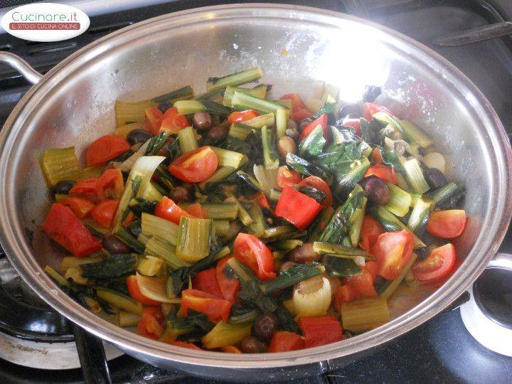 Cicoria stufata con peperoncino, olive e capperi preparazione 6
