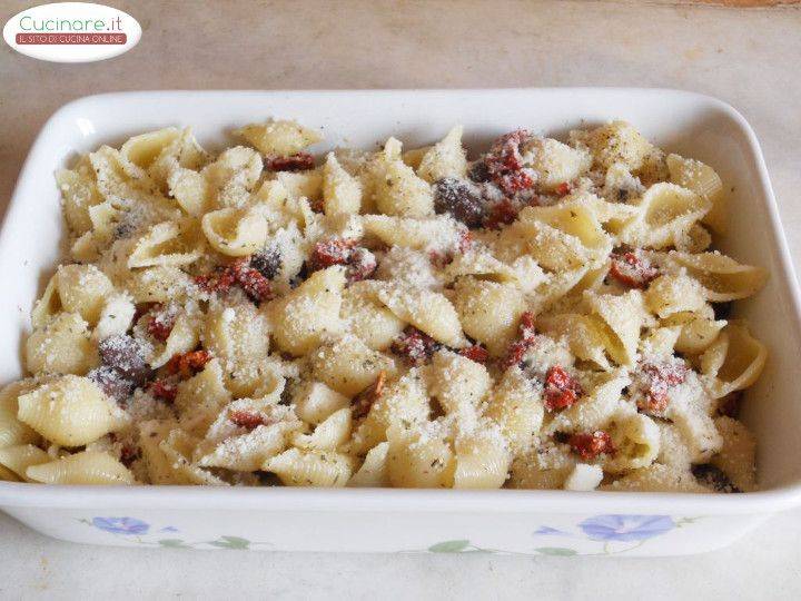 Conchiglie al forno con Pomodori secchi, Mozzarella e Olive piccanti preparazione 10