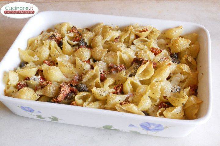 Conchiglie al forno con Pomodori secchi, Mozzarella e Olive piccanti preparazione 11