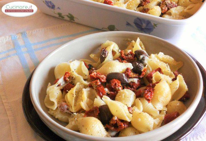 Conchiglie al forno con Pomodori secchi, Mozzarella e Olive piccanti preparazione 12