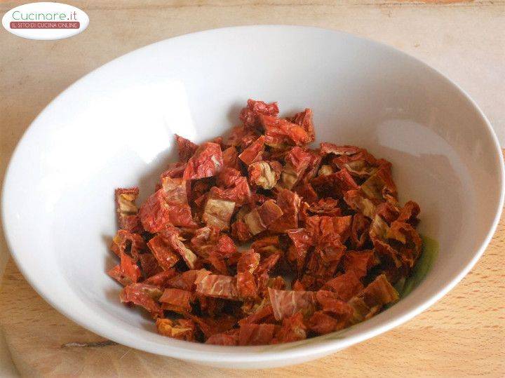 Conchiglie al forno con Pomodori secchi, Mozzarella e Olive piccanti preparazione 1