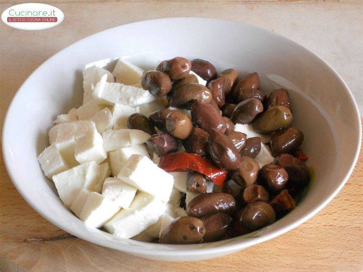 Conchiglie al forno con Pomodori secchi, Mozzarella e Olive piccanti preparazione 2