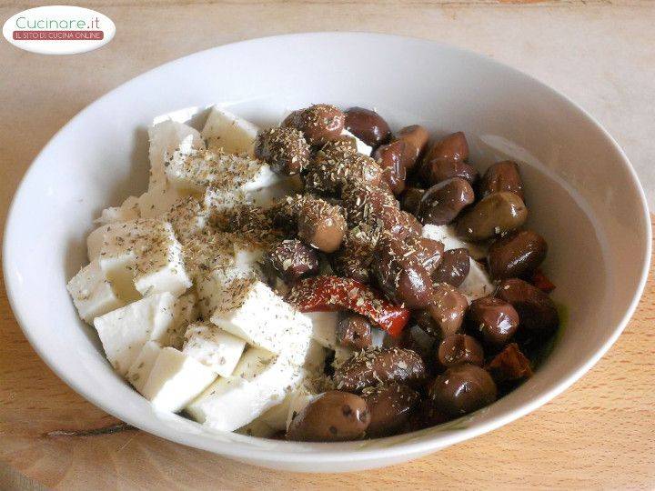 Conchiglie al forno con Pomodori secchi, Mozzarella e Olive piccanti preparazione 3