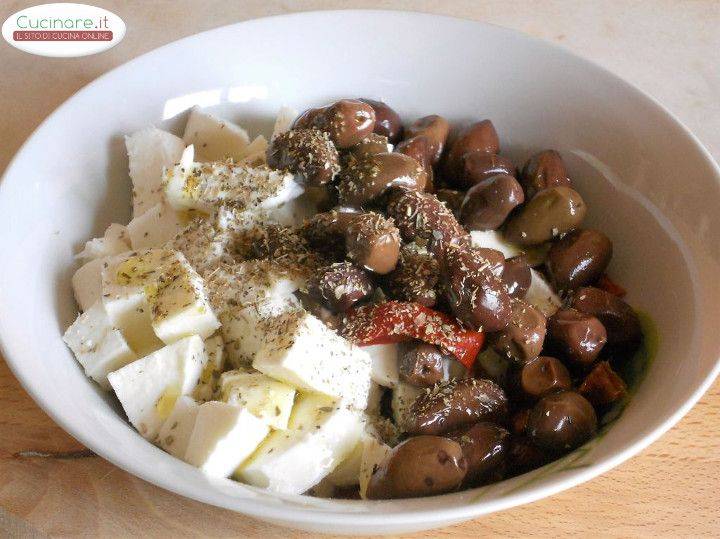 Conchiglie al forno con Pomodori secchi, Mozzarella e Olive piccanti preparazione 4