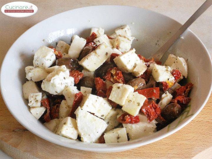 Conchiglie al forno con Pomodori secchi, Mozzarella e Olive piccanti preparazione 5