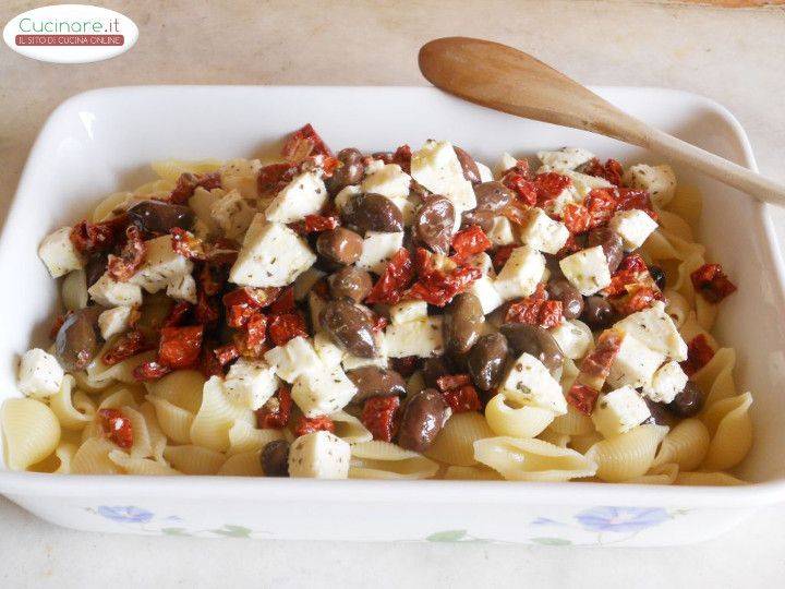 Conchiglie al forno con Pomodori secchi, Mozzarella e Olive piccanti preparazione 8
