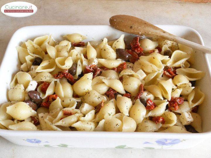 Conchiglie al forno con Pomodori secchi, Mozzarella e Olive piccanti preparazione 9