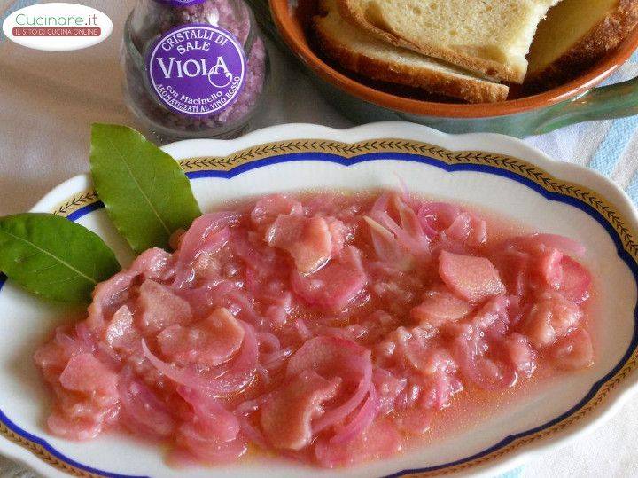 Contorno in rosa con rabarbaro, cipolla rossa e sale viola preparazione 8