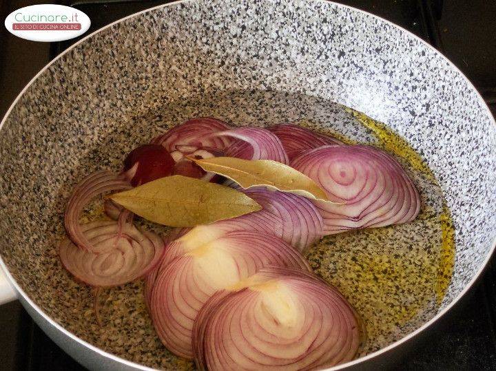 Contorno in rosa con rabarbaro, cipolla rossa e sale viola preparazione 3