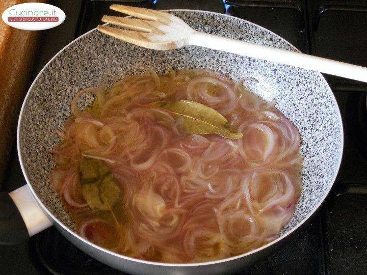 Contorno in rosa con rabarbaro, cipolla rossa e sale viola preparazione 4