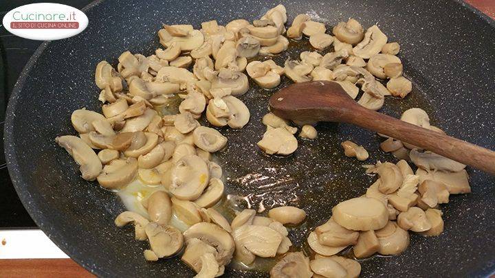 Crema ai funghi champignon preparazione 1