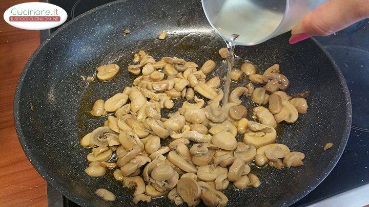 Crema ai funghi champignon preparazione 2