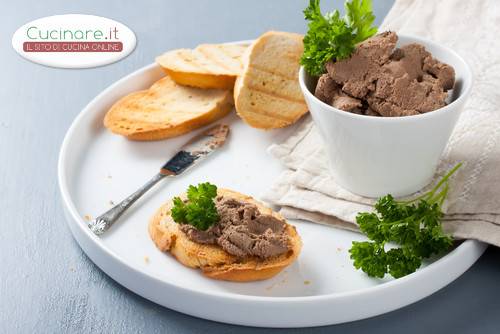 Crostini con mousse di fegatini di coniglio preparazione 10