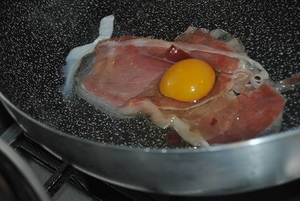 Uova al prosciutto crudo e rucola preparazione 6