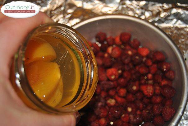 Dessert Pesche e Fragoline preparazione 1