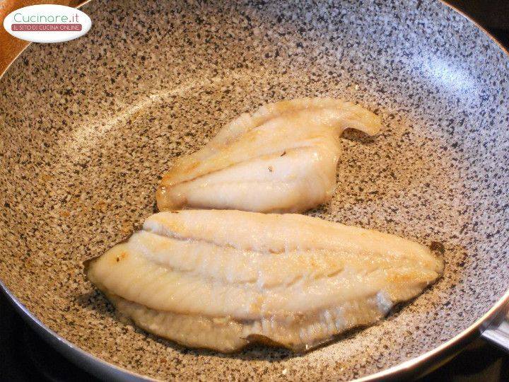 Filetti di Rombo in padella con pesto di Rucola alle Noci preparazione 2