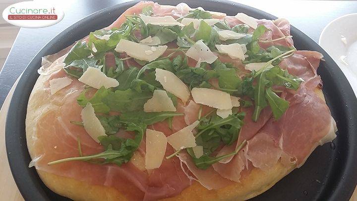 Focaccia  Prosciutto Crudo Rucola e Scaglie di Parmigiano preparazione 7