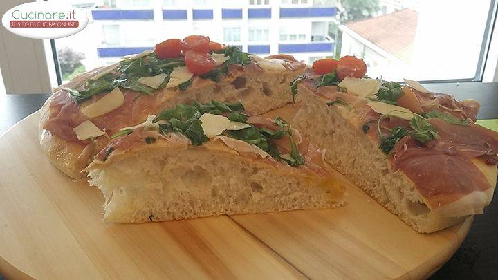 Focaccia  Prosciutto Crudo Rucola e Scaglie di Parmigiano preparazione 10