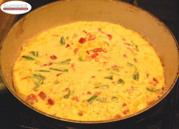 Frittata agrodolce con Peperoni, Mais e Basilico preparazione 9