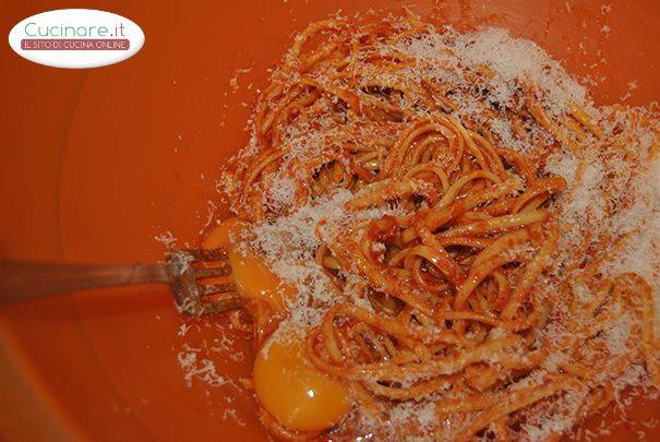 Frittata di spaghetti al pomodoro preparazione 0