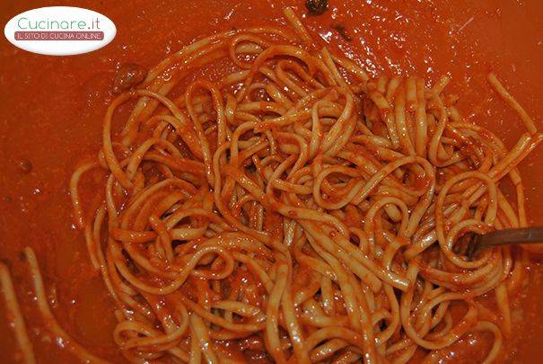 Frittata di spaghetti al pomodoro preparazione 1