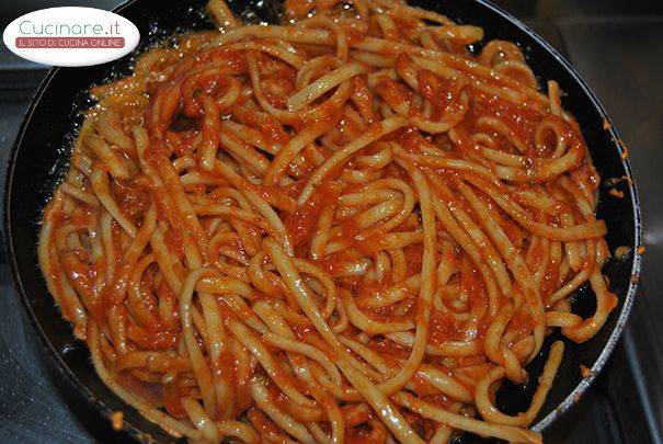 Frittata di spaghetti al pomodoro preparazione 2