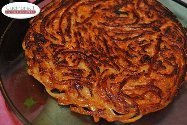 Frittata di spaghetti al pomodoro preparazione 3