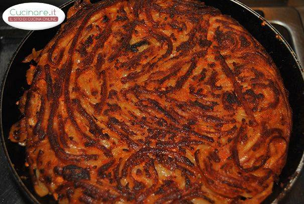 Frittata di spaghetti al pomodoro preparazione 4