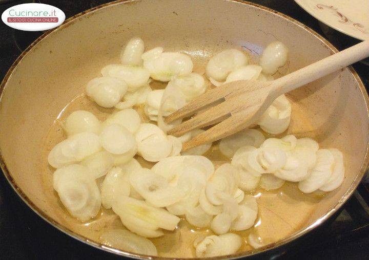 Frittata filante al Maasdammer con Cipollotti croccanti e Origano preparazione 0