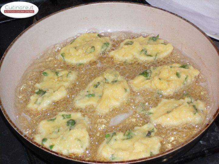 Frittelle di Patate al Basilico e Pecorino romano preparazione 6