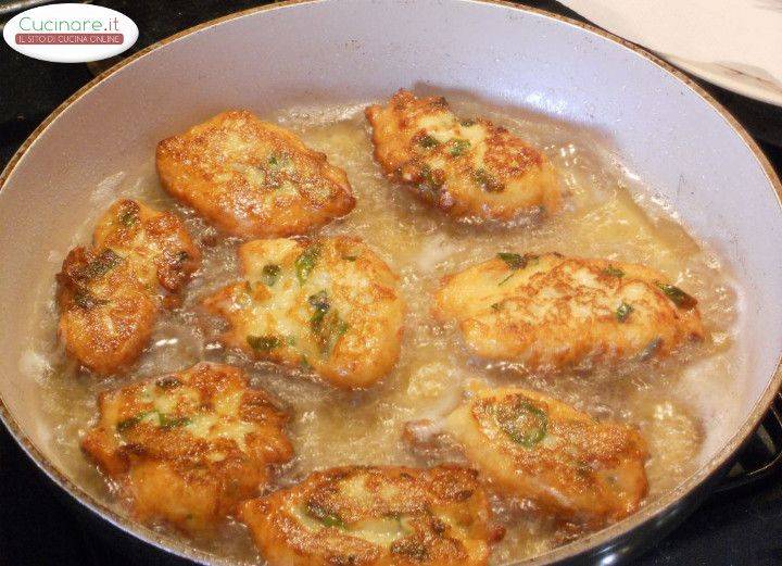 Frittelle di Patate al Basilico e Pecorino romano preparazione 7