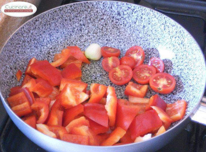 Fusilli alla crema di Peperoni, Pomodorini e Basilico preparazione 4