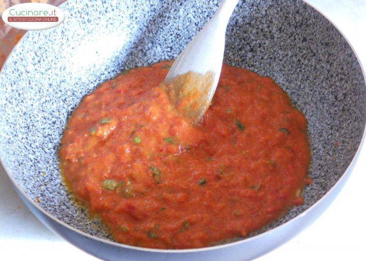 Fusilli alla crema di Peperoni, Pomodorini e Basilico preparazione 9