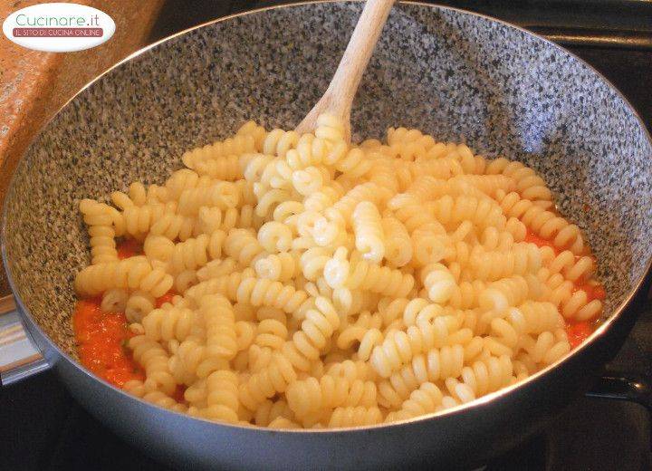 Fusilli alla crema di Peperoni, Pomodorini e Basilico preparazione 10